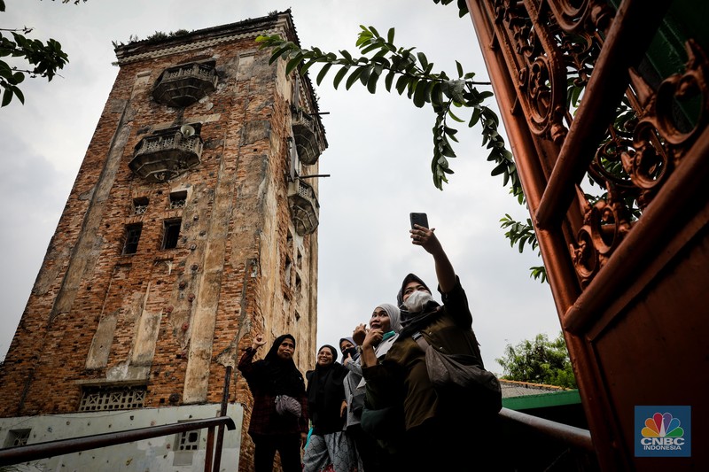 Warga melihat Menara Air Manggarai yang berada di RT 007 RW 011, Manggarai, Tebet, Jakarta, Selasa (6/6/2023). (CNBC Indonesia/Faisal Rahman)