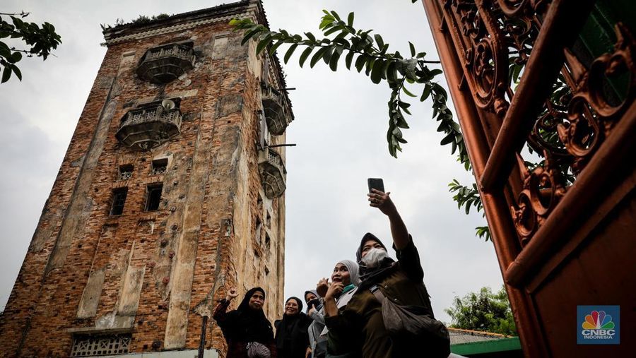 Warga melihat Menara Air Manggarai yang berada di RT 007 RW 011, Manggarai, Tebet, Jakarta, Selasa (6/6/2023). (CNBC Indonesia/Faisal Rahman)