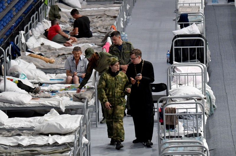 Orang-orang yang dievakuasi dari zona wilayah Belgorod yang berbatasan dengan Ukraina, termasuk yang berasal dari kota Shebekino, menerima bantuan kemanusiaan di Belgorod, pada 3 Juni 2023. (OLGA MALTSEVA/AFP via Getty Images)