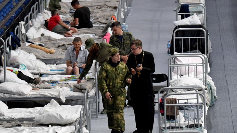 Orang-orang yang dievakuasi dari zona wilayah Belgorod yang berbatasan dengan Ukraina, termasuk yang berasal dari kota Shebekino, menerima bantuan kemanusiaan di Belgorod, pada 3 Juni 2023. (OLGA MALTSEVA/AFP via Getty Images)