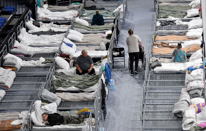 Orang-orang yang dievakuasi dari zona wilayah Belgorod yang berbatasan dengan Ukraina, termasuk yang berasal dari kota Shebekino, menerima bantuan kemanusiaan di Belgorod, pada 3 Juni 2023. (OLGA MALTSEVA/AFP via Getty Images)