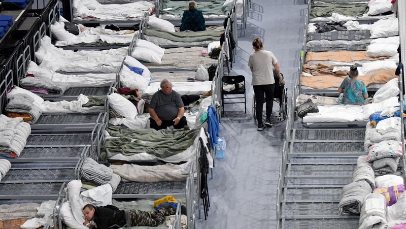 Orang-orang yang dievakuasi dari zona wilayah Belgorod yang berbatasan dengan Ukraina, termasuk yang berasal dari kota Shebekino, menerima bantuan kemanusiaan di Belgorod, pada 3 Juni 2023. (OLGA MALTSEVA/AFP via Getty Images)