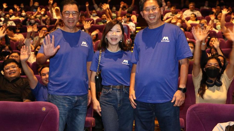 Direksi Bank Mega Nonton Bareng Nasabah dalam program 