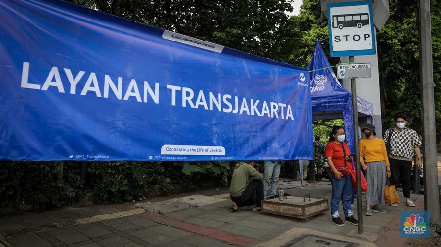 PT Transportasi Jakarta (TransJakarta) menyediakan fasilitas Layanan TransJakarta sebagai pengganti Halte Pancoran Barat yang sedang dalam proses revitalisasi. (CNBC Indonesia/Faisal Rahman)
