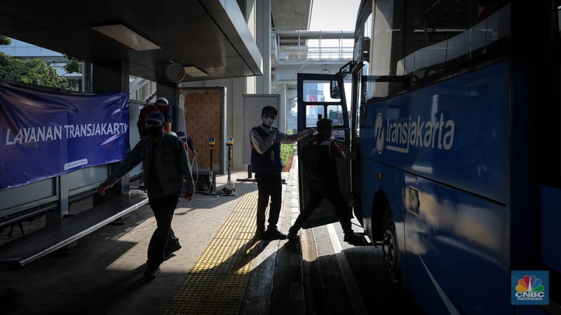 Halte TransJakarta PT Transportasi Jakarta (TransJakarta) menyediakan fasilitas Layanan TransJakarta sebagai pengganti Halte Pancoran Barat yang sedang dalam proses revitalisasi. (CNBC Indonesia/Faisal Rahman)