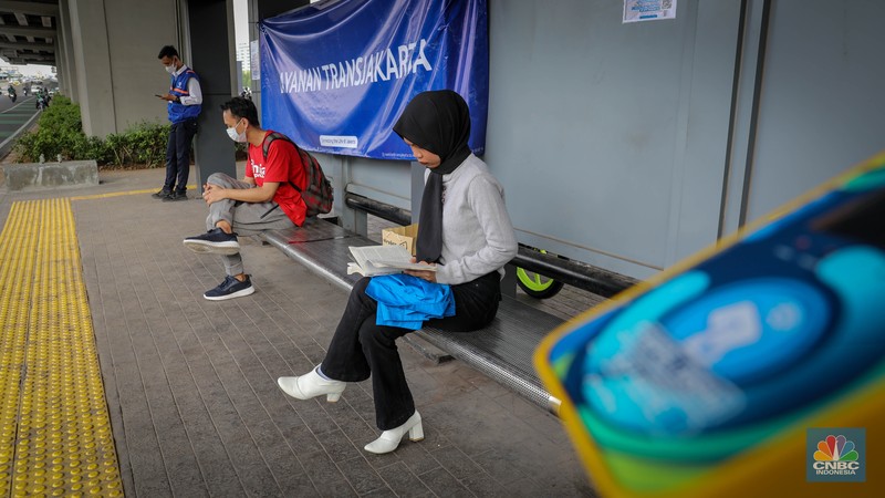 Halte TransJakarta PT Transportasi Jakarta (TransJakarta) menyediakan fasilitas Layanan TransJakarta sebagai pengganti Halte Pancoran Barat yang sedang dalam proses revitalisasi. (CNBC Indonesia/Faisal Rahman)