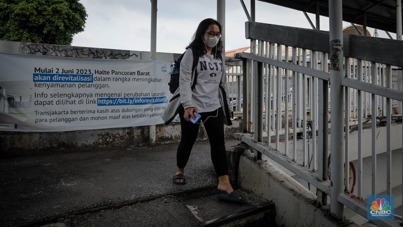 Halte TransJakarta PT Transportasi Jakarta (TransJakarta) menyediakan fasilitas Layanan TransJakarta sebagai pengganti Halte Pancoran Barat yang sedang dalam proses revitalisasi. (CNBC Indonesia/Faisal Rahman)