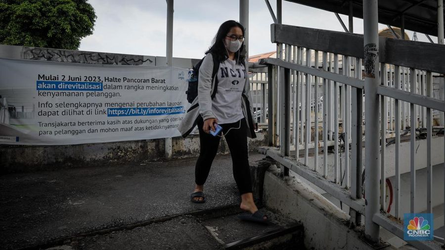 PT Transportasi Jakarta (TransJakarta) menyediakan fasilitas Layanan TransJakarta sebagai pengganti Halte Pancoran Barat yang sedang dalam proses revitalisasi. (CNBC Indonesia/Faisal Rahman)