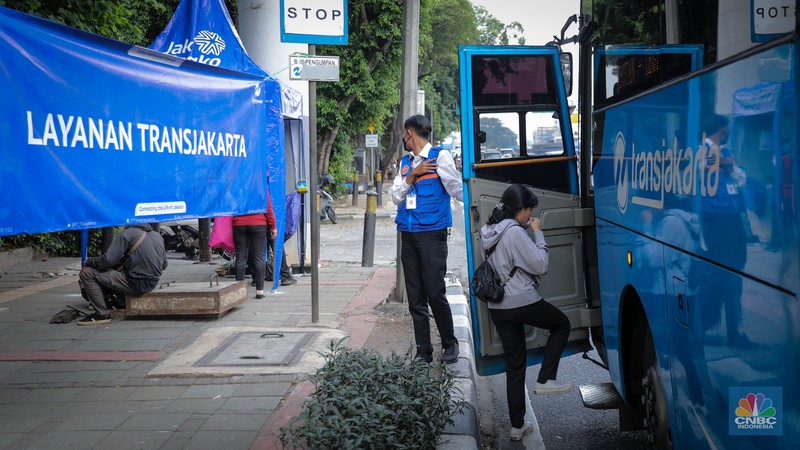 Halte TransJakarta PT Transportasi Jakarta (TransJakarta) menyediakan fasilitas Layanan TransJakarta sebagai pengganti Halte Pancoran Barat yang sedang dalam proses revitalisasi. (CNBC Indonesia/Faisal Rahman)