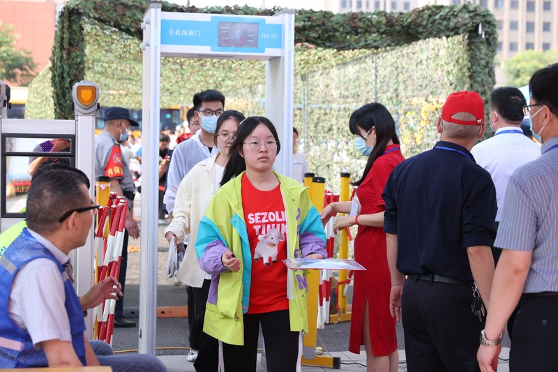 Kandidat menunggu untuk memasuki ruang ujian di titik ujian masuk perguruan tinggi di Nanjing, provinsi Jiangsu, China Timur, 7 Juni 2023. Kandidat menunggu untuk memasuki ruang ujian di titik ujian masuk perguruan tinggi di Nanjing, provinsi Jiangsu, China Timur, 7 Juni 2023. Ujian masuk perguruan tinggi nasional, atau gaokao, 2023 secara resmi dimulai pada hari Selasa, dengan 12,91 juta siswa diharapkan untuk pergi ke ruang ujian di seluruh negeri, rekor tertinggi. (CFOTO/Future Publishing via Getty Images)