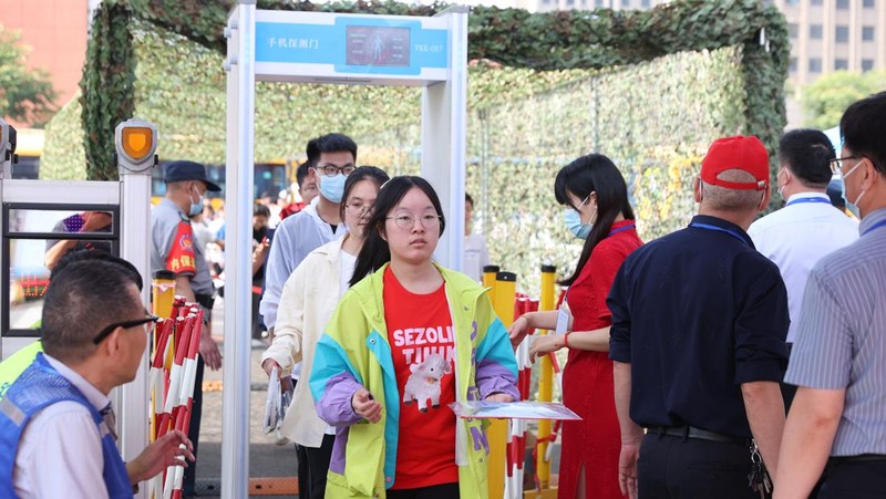 Kandidat menunggu untuk memasuki ruang ujian di titik ujian masuk perguruan tinggi di Nanjing, provinsi Jiangsu, China Timur, 7 Juni 2023. Ujian masuk perguruan tinggi nasional, atau gaokao, 2023 secara resmi dimulai pada hari Selasa, dengan 12,91 juta siswa diharapkan untuk pergi ke ruang ujian di seluruh negeri, rekor tertinggi. (CFOTO/Future Publishing via Getty Images)
