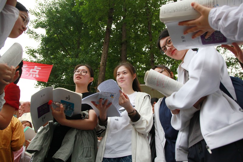 Kandidat menunggu untuk memasuki ruang ujian di titik ujian masuk perguruan tinggi di Nanjing, provinsi Jiangsu, China Timur, 7 Juni 2023. Kandidat menunggu untuk memasuki ruang ujian di titik ujian masuk perguruan tinggi di Nanjing, provinsi Jiangsu, China Timur, 7 Juni 2023. Ujian masuk perguruan tinggi nasional, atau gaokao, 2023 secara resmi dimulai pada hari Selasa, dengan 12,91 juta siswa diharapkan untuk pergi ke ruang ujian di seluruh negeri, rekor tertinggi. (CFOTO/Future Publishing via Getty Images)