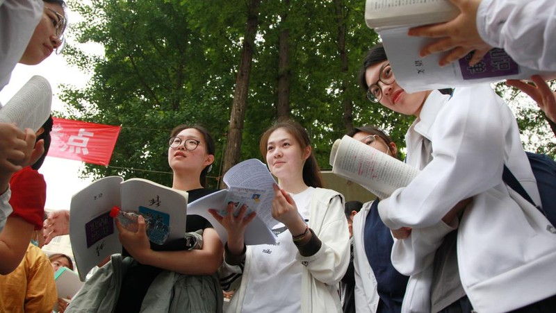 Kandidat menunggu untuk memasuki ruang ujian di titik ujian masuk perguruan tinggi di Nanjing, provinsi Jiangsu, China Timur, 7 Juni 2023. Ujian masuk perguruan tinggi nasional, atau gaokao, 2023 secara resmi dimulai pada hari Selasa, dengan 12,91 juta siswa diharapkan untuk pergi ke ruang ujian di seluruh negeri, rekor tertinggi. (CFOTO/Future Publishing via Getty Images)