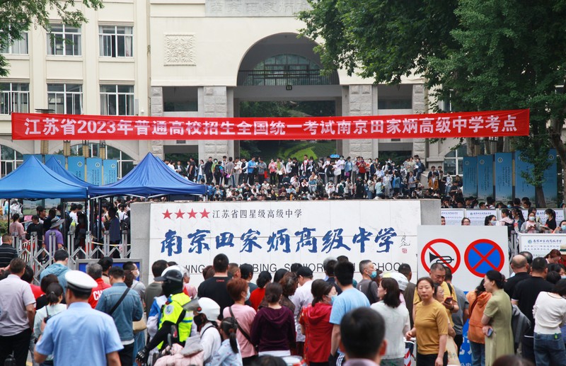 Kandidat menunggu untuk memasuki ruang ujian di titik ujian masuk perguruan tinggi di Nanjing, provinsi Jiangsu, China Timur, 7 Juni 2023. Ujian masuk perguruan tinggi nasional, atau gaokao, 2023 secara resmi dimulai pada hari Selasa, dengan 12,91 juta siswa diharapkan untuk pergi ke ruang ujian di seluruh negeri, rekor tertinggi. (CFOTO/Future Publishing via Getty Images)