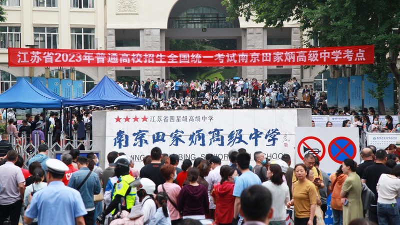 Kandidat menunggu untuk memasuki ruang ujian di titik ujian masuk perguruan tinggi di Nanjing, provinsi Jiangsu, China Timur, 7 Juni 2023. Ujian masuk perguruan tinggi nasional, atau gaokao, 2023 secara resmi dimulai pada hari Selasa, dengan 12,91 juta siswa diharapkan untuk pergi ke ruang ujian di seluruh negeri, rekor tertinggi. (CFOTO/Future Publishing via Getty Images)