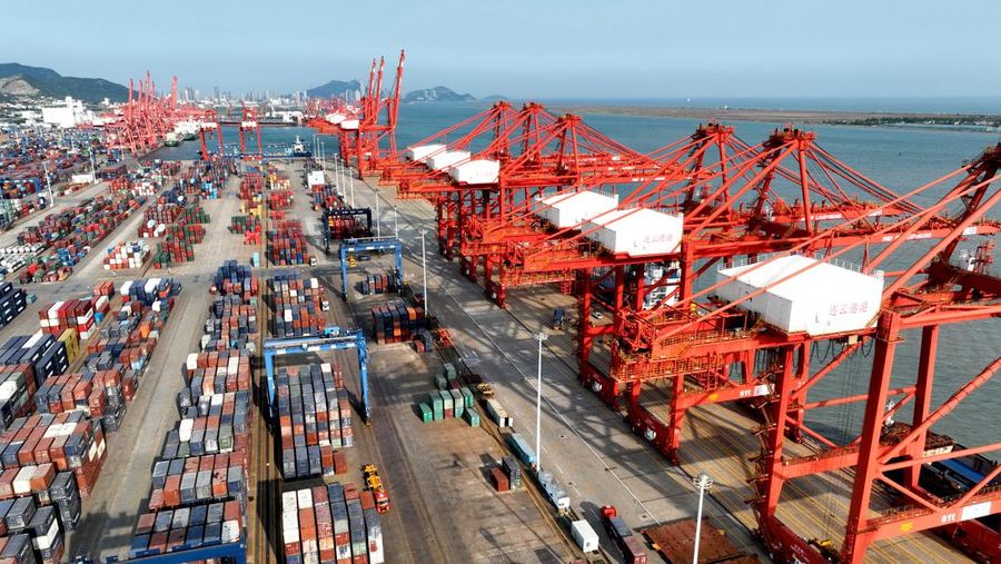 Kapal kargo berlabuh di dermaga untuk memuat dan membongkar peti kemas di terminal peti kemas di Pelabuhan Lianyungang, provinsi Jiangsu, China Timur, 7 Juni 2023. (Wang Chun / CFOTO/Future Publishing via Getty Images)