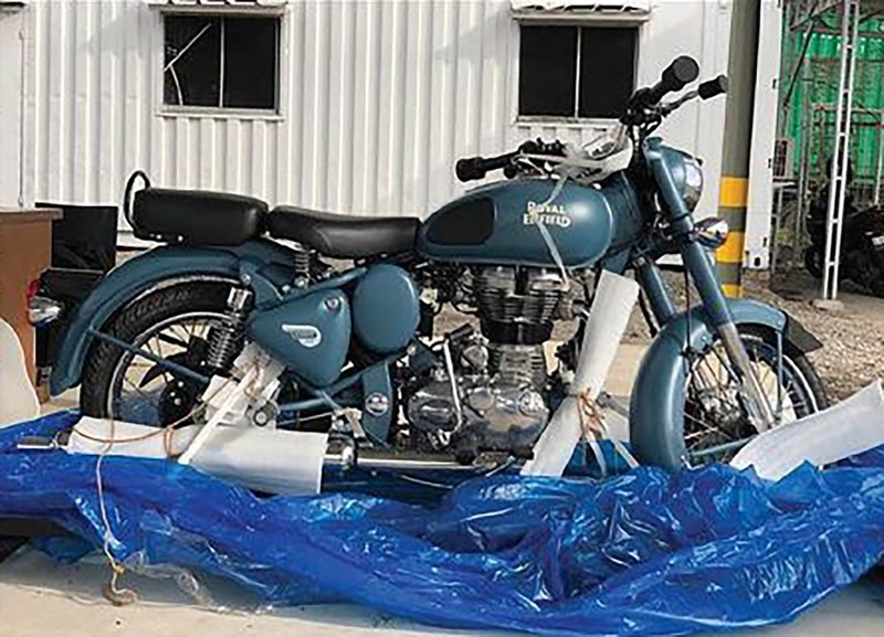 Lelang Motor Royal Enfield dari BEA CUKAI. (Instagram @beacukaipriok)