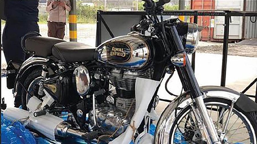 Lelang Motor Royal Enfield dari BEA CUKAI. (Instagram @beacukaipriok)