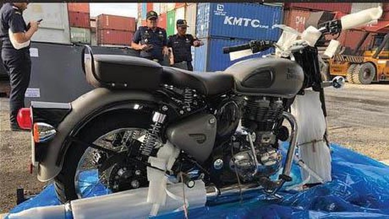 Lelang Motor Royal Enfield dari BEA CUKAI. (Instagram @beacukaipriok)