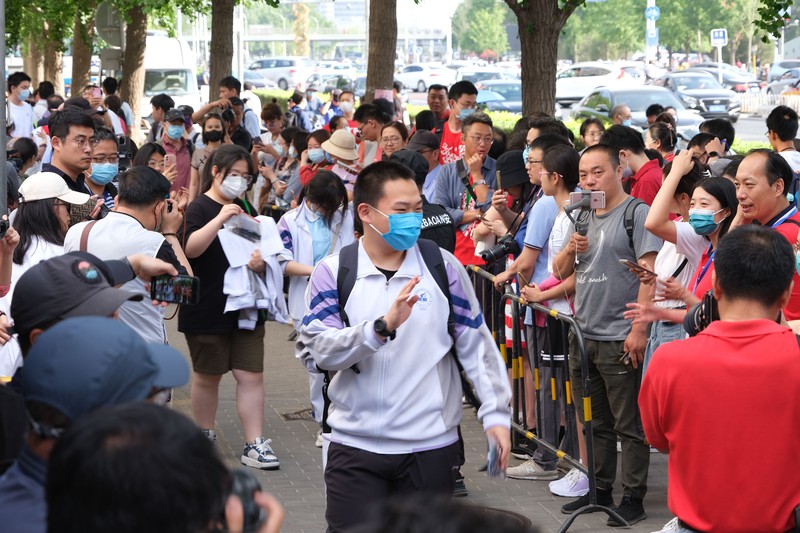 Kandidat menunggu untuk memasuki ruang ujian di titik ujian masuk perguruan tinggi di Nanjing, provinsi Jiangsu, China Timur, 7 Juni 2023. Kandidat menunggu untuk memasuki ruang ujian di titik ujian masuk perguruan tinggi di Nanjing, provinsi Jiangsu, China Timur, 7 Juni 2023. Ujian masuk perguruan tinggi nasional, atau gaokao, 2023 secara resmi dimulai pada hari Selasa, dengan 12,91 juta siswa diharapkan untuk pergi ke ruang ujian di seluruh negeri, rekor tertinggi. (CFOTO/Future Publishing via Getty Images)