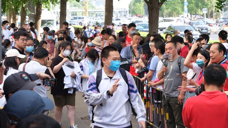 Kandidat menunggu untuk memasuki ruang ujian di titik ujian masuk perguruan tinggi di Nanjing, provinsi Jiangsu, China Timur, 7 Juni 2023. Ujian masuk perguruan tinggi nasional, atau gaokao, 2023 secara resmi dimulai pada hari Selasa, dengan 12,91 juta siswa diharapkan untuk pergi ke ruang ujian di seluruh negeri, rekor tertinggi. (CFOTO/Future Publishing via Getty Images)