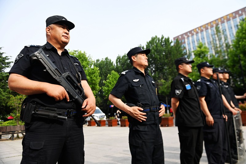 Kandidat menunggu untuk memasuki ruang ujian di titik ujian masuk perguruan tinggi di Nanjing, provinsi Jiangsu, China Timur, 7 Juni 2023. Ujian masuk perguruan tinggi nasional, atau gaokao, 2023 secara resmi dimulai pada hari Selasa, dengan 12,91 juta siswa diharapkan untuk pergi ke ruang ujian di seluruh negeri, rekor tertinggi. (CFOTO/Future Publishing via Getty Images)