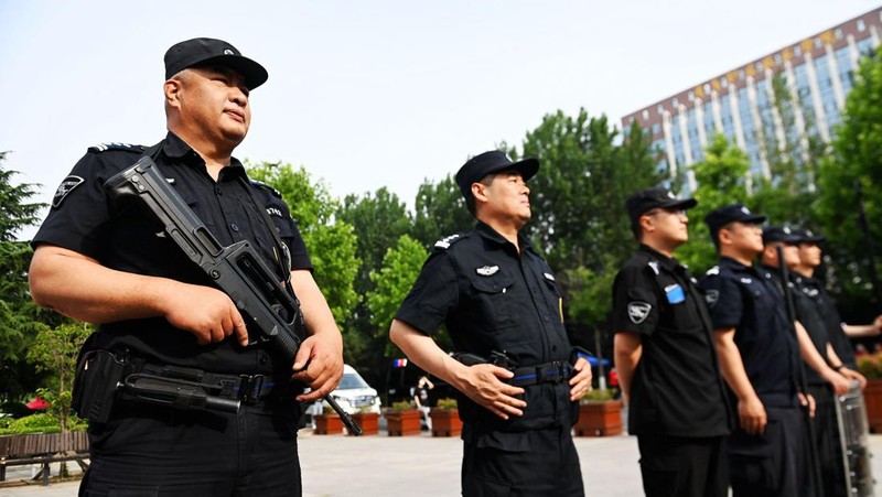 Kandidat menunggu untuk memasuki ruang ujian di titik ujian masuk perguruan tinggi di Nanjing, provinsi Jiangsu, China Timur, 7 Juni 2023. Ujian masuk perguruan tinggi nasional, atau gaokao, 2023 secara resmi dimulai pada hari Selasa, dengan 12,91 juta siswa diharapkan untuk pergi ke ruang ujian di seluruh negeri, rekor tertinggi. (CFOTO/Future Publishing via Getty Images)