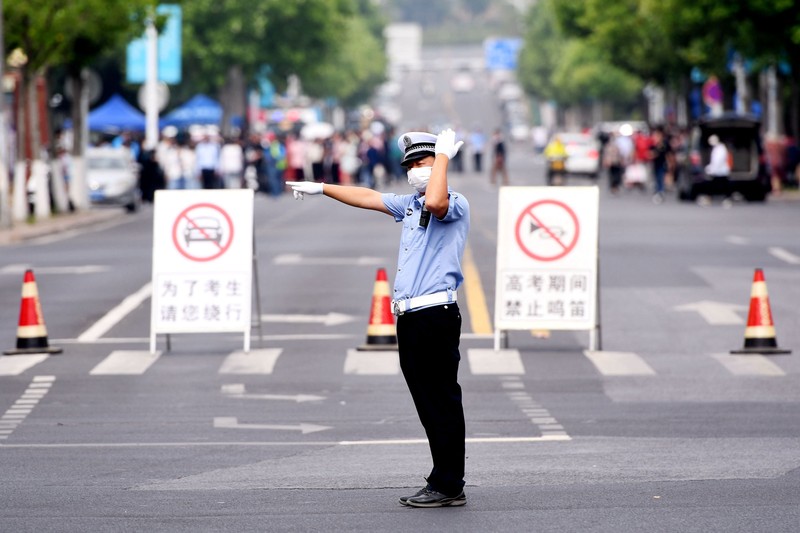 Kandidat menunggu untuk memasuki ruang ujian di titik ujian masuk perguruan tinggi di Nanjing, provinsi Jiangsu, China Timur, 7 Juni 2023. Kandidat menunggu untuk memasuki ruang ujian di titik ujian masuk perguruan tinggi di Nanjing, provinsi Jiangsu, China Timur, 7 Juni 2023. Ujian masuk perguruan tinggi nasional, atau gaokao, 2023 secara resmi dimulai pada hari Selasa, dengan 12,91 juta siswa diharapkan untuk pergi ke ruang ujian di seluruh negeri, rekor tertinggi. (CFOTO/Future Publishing via Getty Images)