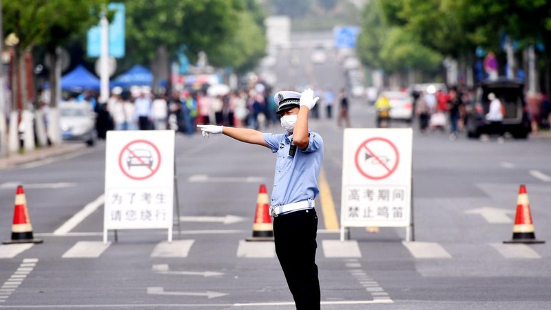 Kandidat menunggu untuk memasuki ruang ujian di titik ujian masuk perguruan tinggi di Nanjing, provinsi Jiangsu, China Timur, 7 Juni 2023. Ujian masuk perguruan tinggi nasional, atau gaokao, 2023 secara resmi dimulai pada hari Selasa, dengan 12,91 juta siswa diharapkan untuk pergi ke ruang ujian di seluruh negeri, rekor tertinggi. (CFOTO/Future Publishing via Getty Images)