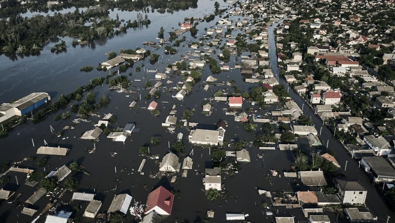 Streets are flooded in Kherson, Ukraine, Wednesday, June 7, 2023 after the Kakhovka dam was blown up. Residents of southern Ukraine, some who spent the night on rooftops, braced for a second day of swelling floodwaters on Wednesday as authorities warned that a Dnieper River dam breach would continue to unleash pent-up waters from a giant reservoir. (AP Photo/Libkos)