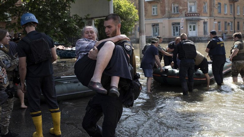 Streets are flooded in Kherson, Ukraine, Wednesday, June 7, 2023 after the Kakhovka dam was blown up. Residents of southern Ukraine, some who spent the night on rooftops, braced for a second day of swelling floodwaters on Wednesday as authorities warned that a Dnieper River dam breach would continue to unleash pent-up waters from a giant reservoir. (AP Photo/Libkos)