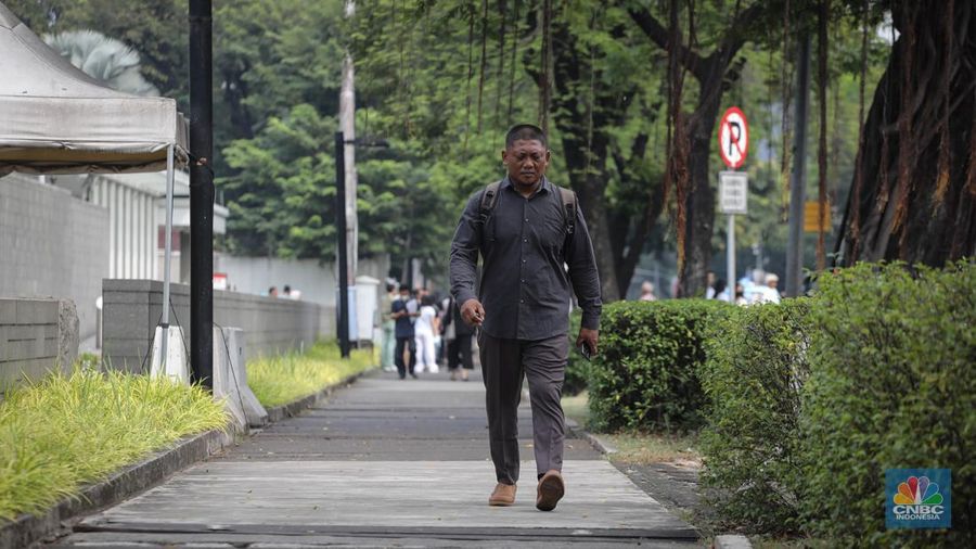 Sejumlah pejalan kaki melintasi trotoar di depan kantor Kedutaan Besar Amerika Serikat (Kedubes AS) di Jalan Merdeka Selatan, Jakarta, Rabu (7/6/2023). (²©²ÊÍøÕ¾/Faisal Rahman)