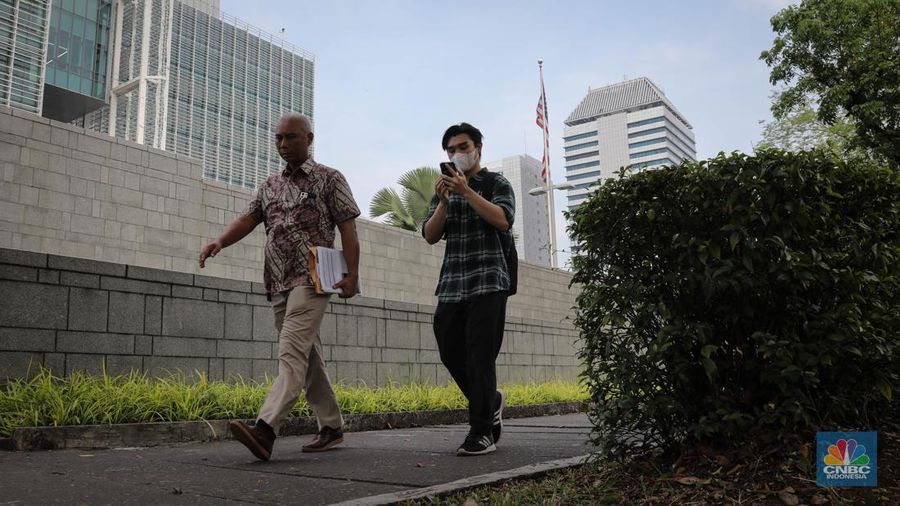 Sejumlah pejalan kaki melintasi trotoar di depan kantor Kedutaan Besar Amerika Serikat (Kedubes AS) di Jalan Merdeka Selatan, Jakarta, Rabu (7/6/2023). (²©²ÊÍøÕ¾/Faisal Rahman)