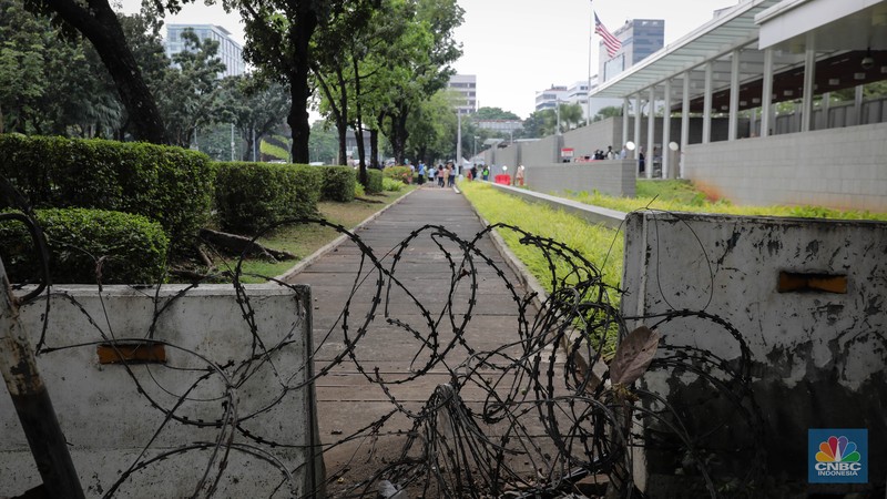 Sejumlah pejalan kaki melintasi trotoar di depan kantor Kedutaan Besar Amerika Serikat (Kedubes AS) di Jalan Merdeka Selatan, Jakarta, Rabu (7/6/2023). Sejumlah pejalan kaki melintasi trotoar di depan kantor Kedutaan Besar Amerika Serikat (Kedubes AS) di Jalan Merdeka Selatan, Jakarta, Rabu (7/6/2023). (CNBC Indonesia/Faisal Rahman)