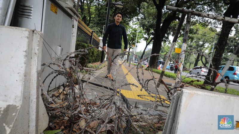 Sejumlah pejalan kaki melintasi trotoar di depan kantor Kedutaan Besar Amerika Serikat (Kedubes AS) di Jalan Merdeka Selatan, Jakarta, Rabu (7/6/2023). Sejumlah pejalan kaki melintasi trotoar di depan kantor Kedutaan Besar Amerika Serikat (Kedubes AS) di Jalan Merdeka Selatan, Jakarta, Rabu (7/6/2023). (CNBC Indonesia/Faisal Rahman)