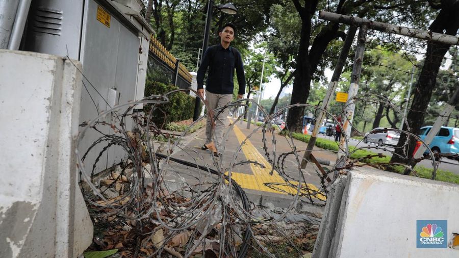 Sejumlah pejalan kaki melintasi trotoar di depan kantor Kedutaan Besar Amerika Serikat (Kedubes AS) di Jalan Merdeka Selatan, Jakarta, Rabu (7/6/2023). (CNBC Indonesia/Faisal Rahman)