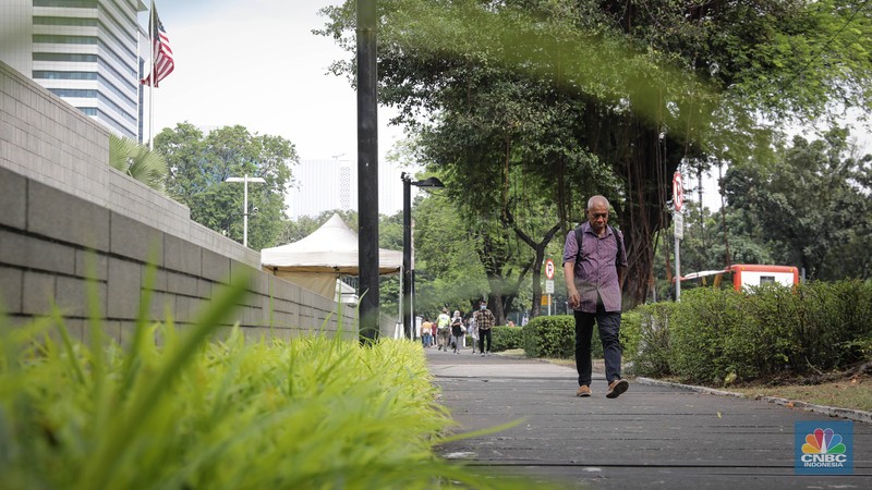 Sejumlah pejalan kaki melintasi trotoar di depan kantor Kedutaan Besar Amerika Serikat (Kedubes AS) di Jalan Merdeka Selatan, Jakarta, Rabu (7/6/2023). Sejumlah pejalan kaki melintasi trotoar di depan kantor Kedutaan Besar Amerika Serikat (Kedubes AS) di Jalan Merdeka Selatan, Jakarta, Rabu (7/6/2023). (CNBC Indonesia/Faisal Rahman)
