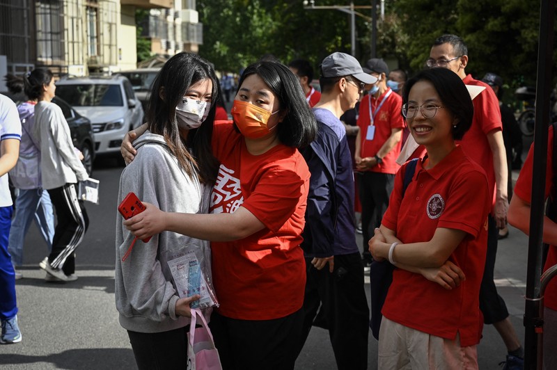 Kandidat menunggu untuk memasuki ruang ujian di titik ujian masuk perguruan tinggi di Nanjing, provinsi Jiangsu, China Timur, 7 Juni 2023. Kandidat menunggu untuk memasuki ruang ujian di titik ujian masuk perguruan tinggi di Nanjing, provinsi Jiangsu, China Timur, 7 Juni 2023. Ujian masuk perguruan tinggi nasional, atau gaokao, 2023 secara resmi dimulai pada hari Selasa, dengan 12,91 juta siswa diharapkan untuk pergi ke ruang ujian di seluruh negeri, rekor tertinggi. (CFOTO/Future Publishing via Getty Images)