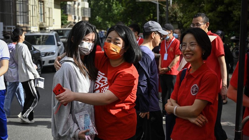 Kandidat menunggu untuk memasuki ruang ujian di titik ujian masuk perguruan tinggi di Nanjing, provinsi Jiangsu, China Timur, 7 Juni 2023. Ujian masuk perguruan tinggi nasional, atau gaokao, 2023 secara resmi dimulai pada hari Selasa, dengan 12,91 juta siswa diharapkan untuk pergi ke ruang ujian di seluruh negeri, rekor tertinggi. (CFOTO/Future Publishing via Getty Images)