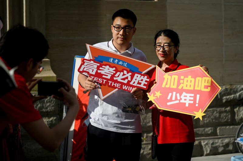 Kandidat menunggu untuk memasuki ruang ujian di titik ujian masuk perguruan tinggi di Nanjing, provinsi Jiangsu, China Timur, 7 Juni 2023. Kandidat menunggu untuk memasuki ruang ujian di titik ujian masuk perguruan tinggi di Nanjing, provinsi Jiangsu, China Timur, 7 Juni 2023. Ujian masuk perguruan tinggi nasional, atau gaokao, 2023 secara resmi dimulai pada hari Selasa, dengan 12,91 juta siswa diharapkan untuk pergi ke ruang ujian di seluruh negeri, rekor tertinggi. (CFOTO/Future Publishing via Getty Images)