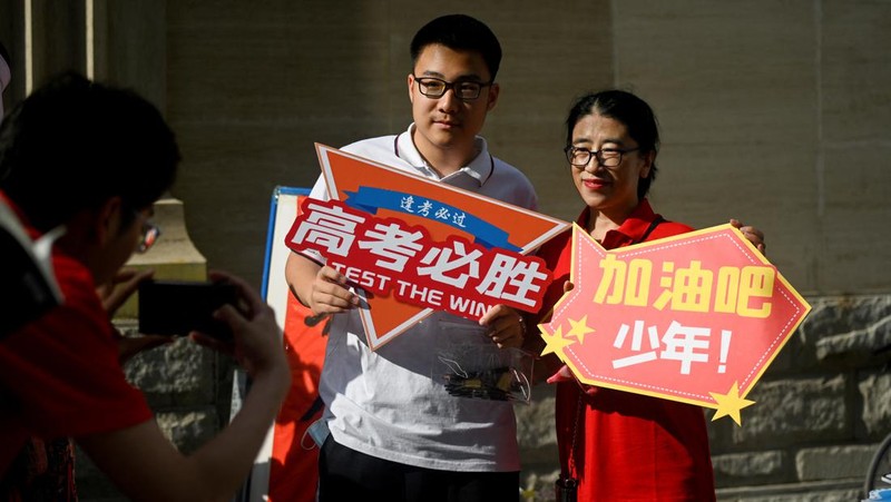 Kandidat menunggu untuk memasuki ruang ujian di titik ujian masuk perguruan tinggi di Nanjing, provinsi Jiangsu, China Timur, 7 Juni 2023. Ujian masuk perguruan tinggi nasional, atau gaokao, 2023 secara resmi dimulai pada hari Selasa, dengan 12,91 juta siswa diharapkan untuk pergi ke ruang ujian di seluruh negeri, rekor tertinggi. (CFOTO/Future Publishing via Getty Images)