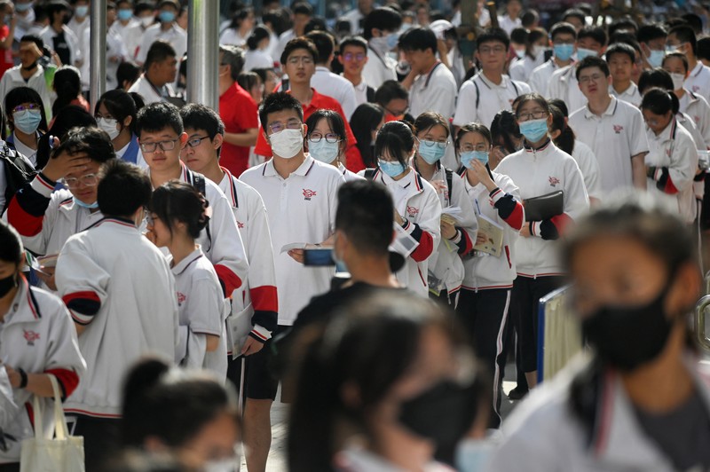 Kandidat menunggu untuk memasuki ruang ujian di titik ujian masuk perguruan tinggi di Nanjing, provinsi Jiangsu, China Timur, 7 Juni 2023. Kandidat menunggu untuk memasuki ruang ujian di titik ujian masuk perguruan tinggi di Nanjing, provinsi Jiangsu, China Timur, 7 Juni 2023. Ujian masuk perguruan tinggi nasional, atau gaokao, 2023 secara resmi dimulai pada hari Selasa, dengan 12,91 juta siswa diharapkan untuk pergi ke ruang ujian di seluruh negeri, rekor tertinggi. (CFOTO/Future Publishing via Getty Images)