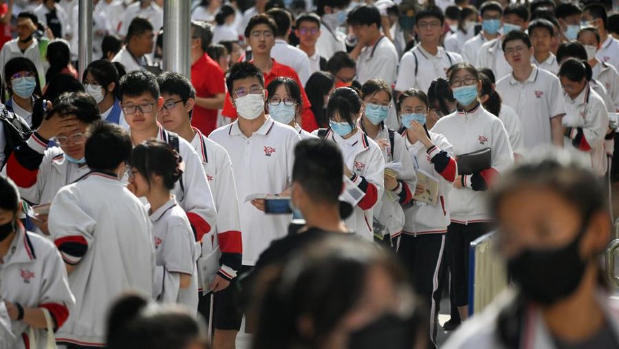 Kandidat menunggu untuk memasuki ruang ujian di titik ujian masuk perguruan tinggi di Nanjing, provinsi Jiangsu, China Timur, 7 Juni 2023. Ujian masuk perguruan tinggi nasional, atau gaokao, 2023 secara resmi dimulai pada hari Selasa, dengan 12,91 juta siswa diharapkan untuk pergi ke ruang ujian di seluruh negeri, rekor tertinggi. (CFOTO/Future Publishing via Getty Images)