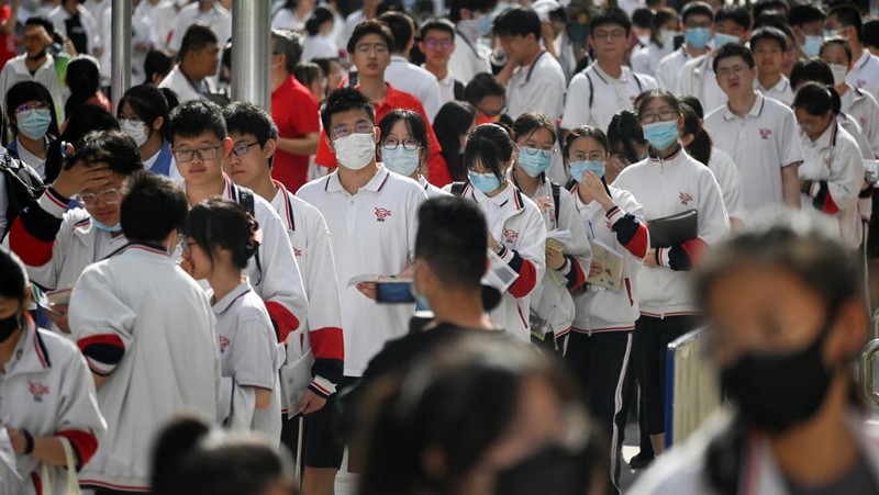 Kandidat menunggu untuk memasuki ruang ujian di titik ujian masuk perguruan tinggi di Nanjing, provinsi Jiangsu, China Timur, 7 Juni 2023. Ujian masuk perguruan tinggi nasional, atau gaokao, 2023 secara resmi dimulai pada hari Selasa, dengan 12,91 juta siswa diharapkan untuk pergi ke ruang ujian di seluruh negeri, rekor tertinggi. (CFOTO/Future Publishing via Getty Images)