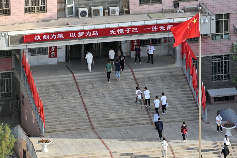 Kandidat menunggu untuk memasuki ruang ujian di titik ujian masuk perguruan tinggi di Nanjing, provinsi Jiangsu, China Timur, 7 Juni 2023. Ujian masuk perguruan tinggi nasional, atau gaokao, 2023 secara resmi dimulai pada hari Selasa, dengan 12,91 juta siswa diharapkan untuk pergi ke ruang ujian di seluruh negeri, rekor tertinggi. (CFOTO/Future Publishing via Getty Images)