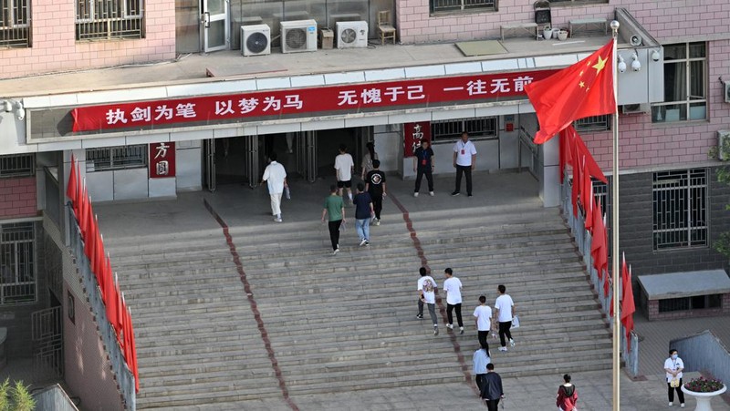 Kandidat menunggu untuk memasuki ruang ujian di titik ujian masuk perguruan tinggi di Nanjing, provinsi Jiangsu, China Timur, 7 Juni 2023. Ujian masuk perguruan tinggi nasional, atau gaokao, 2023 secara resmi dimulai pada hari Selasa, dengan 12,91 juta siswa diharapkan untuk pergi ke ruang ujian di seluruh negeri, rekor tertinggi. (CFOTO/Future Publishing via Getty Images)