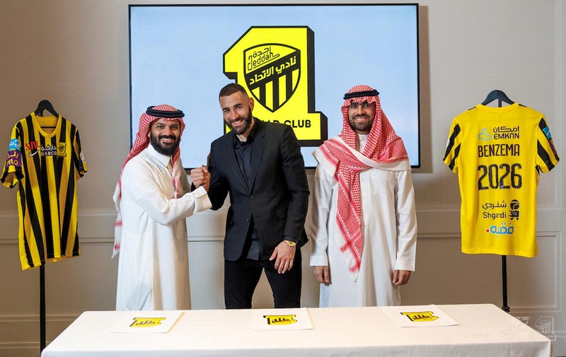 SOCCER-SAUDI-ITT/BENZEMA Karim Benzema signs with of Saudi Arabian soccer team Al Ittihad in this handout photo obtained by Reuters June 6, 2023. Al Ittihad/Handout via REUTERS THIS IMAGE HAS BEEN SUPPLIED BY A THIRD PARTY. MANDATORY CREDIT