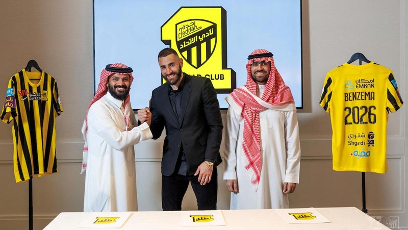 Karim Benzema signs with of Saudi Arabian soccer team Al Ittihad in this handout photo obtained by Reuters June 6, 2023.  Al Ittihad/Handout via REUTERS THIS IMAGE HAS BEEN SUPPLIED BY A THIRD PARTY. MANDATORY CREDIT