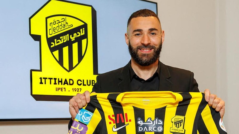 Karim Benzema signs with of Saudi Arabian soccer team Al Ittihad in this handout photo obtained by Reuters June 6, 2023.  Al Ittihad/Handout via REUTERS THIS IMAGE HAS BEEN SUPPLIED BY A THIRD PARTY. MANDATORY CREDIT