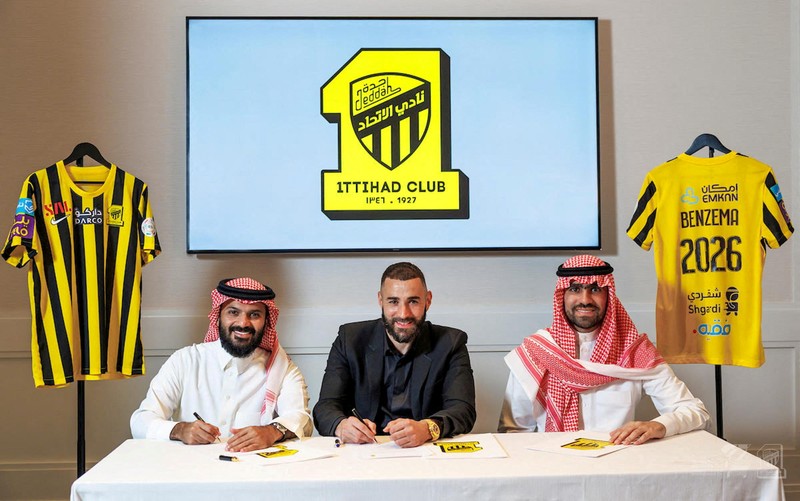 SOCCER-SAUDI-ITT/BENZEMA Karim Benzema signs with of Saudi Arabian soccer team Al Ittihad in this handout photo obtained by Reuters June 6, 2023. Al Ittihad/Handout via REUTERS THIS IMAGE HAS BEEN SUPPLIED BY A THIRD PARTY. MANDATORY CREDIT